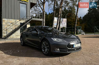 Лифтбек Tesla Model S 2015 в 