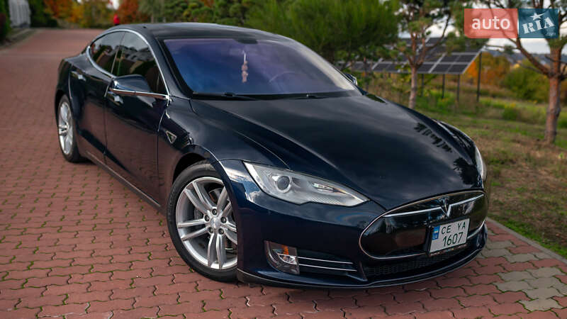 Ліфтбек Tesla Model S 2013 в Чернівцях