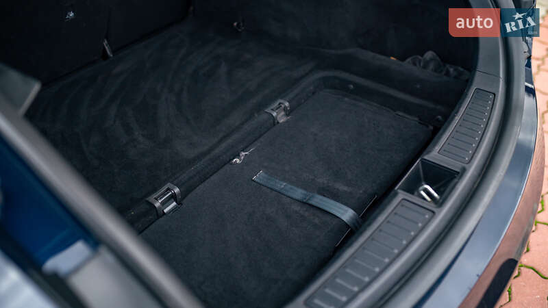 Ліфтбек Tesla Model S 2013 в Чернівцях