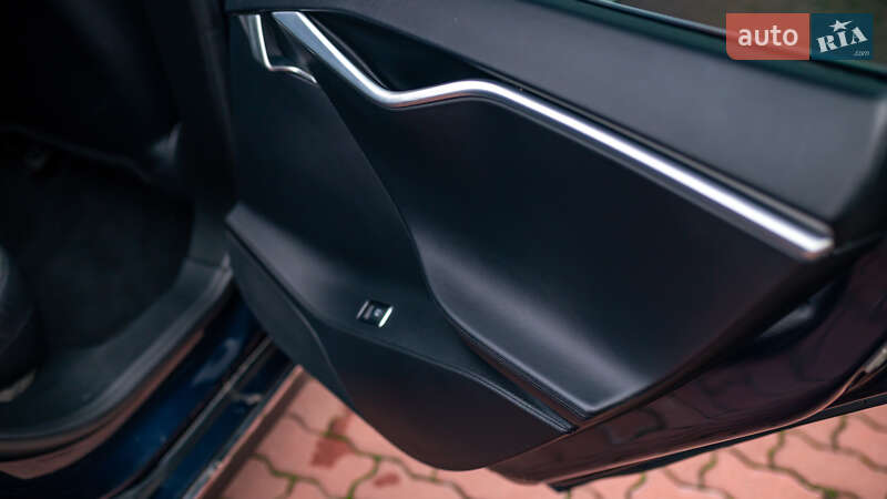 Ліфтбек Tesla Model S 2013 в Чернівцях