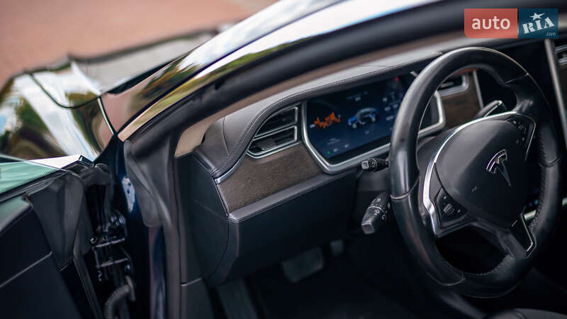 Ліфтбек Tesla Model S 2013 в Чернівцях