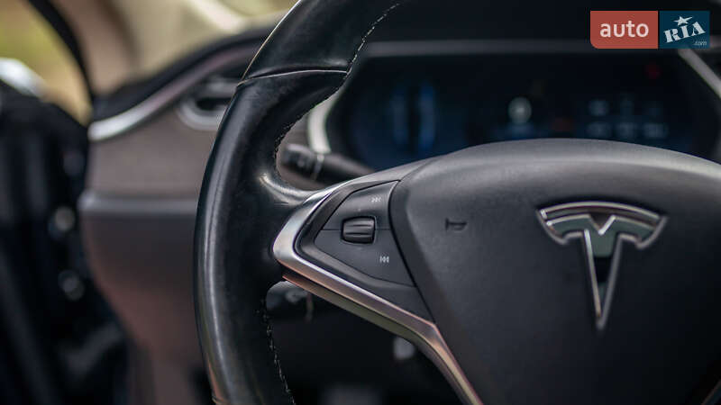 Ліфтбек Tesla Model S 2013 в Чернівцях