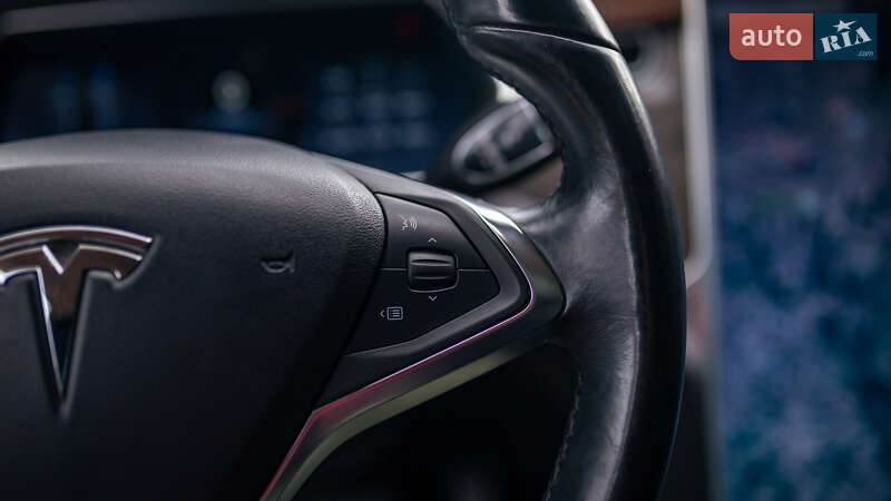 Ліфтбек Tesla Model S 2013 в Чернівцях