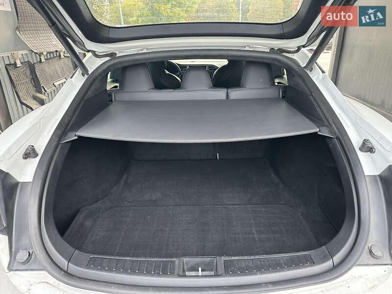 Ліфтбек Tesla Model S 2018 в Львові