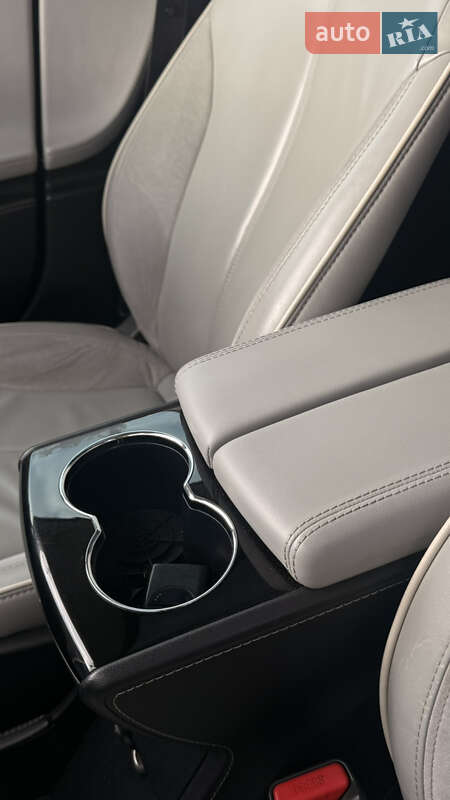 Лифтбек Tesla Model S 2014 в Нововолынске