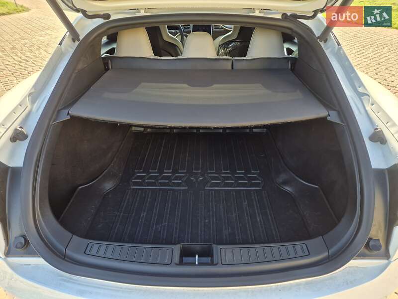 Лифтбек Tesla Model S 2015 в Киеве