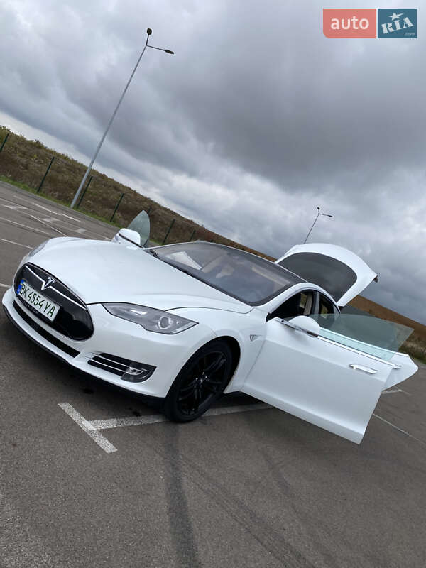 Лифтбек Tesla Model S 2014 в Ровно