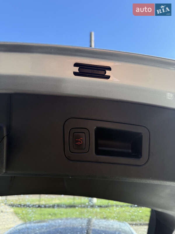 Ліфтбек Tesla Model S 2017 в Радехові