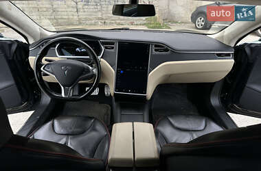 Лифтбек Tesla Model S 2013 в 