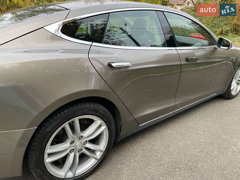 Ліфтбек Tesla Model S 2015 в Києві