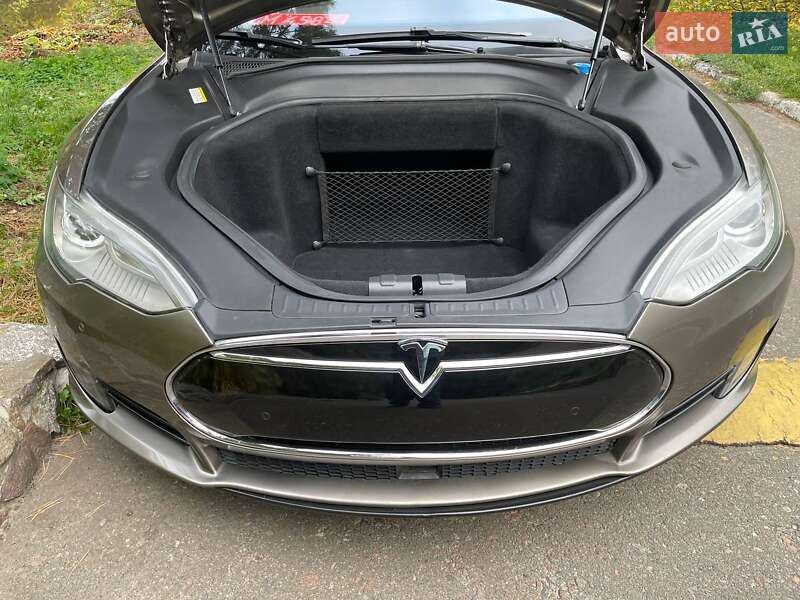 Ліфтбек Tesla Model S 2015 в Києві