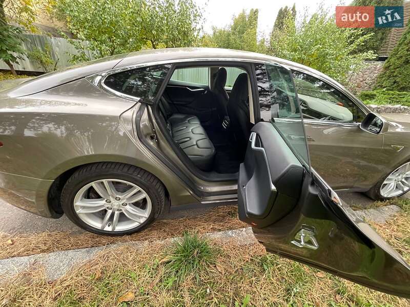 Ліфтбек Tesla Model S 2015 в Києві