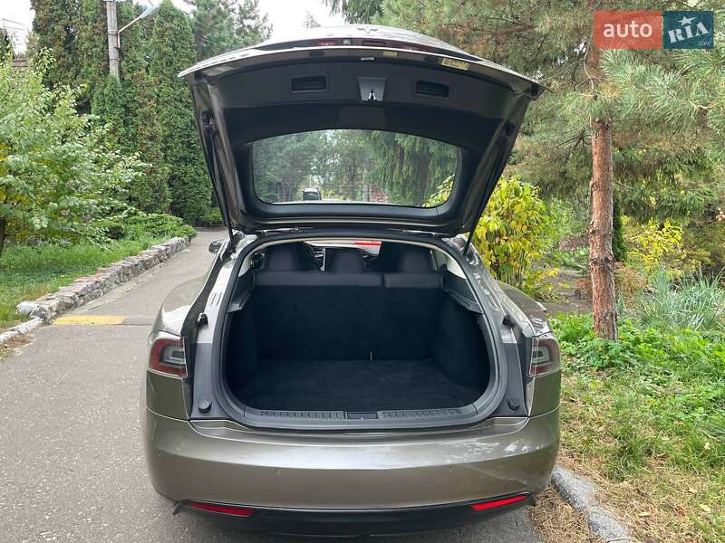 Ліфтбек Tesla Model S 2015 в Києві