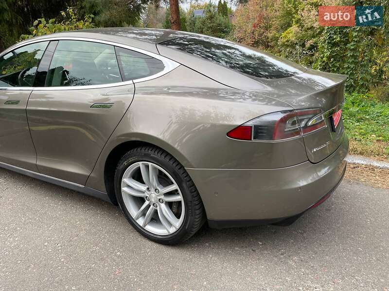 Ліфтбек Tesla Model S 2015 в Києві
