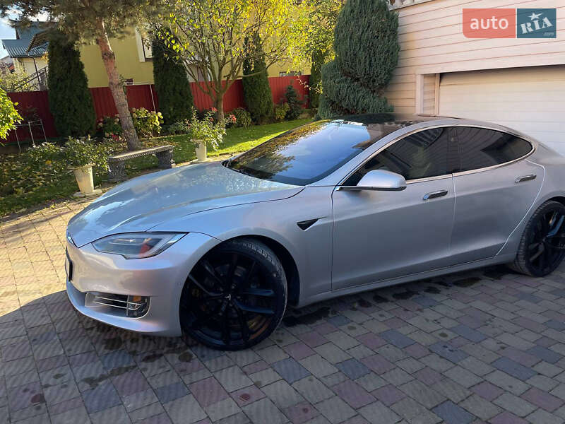 Лифтбек Tesla Model S 2018 в Ивано-Франковске