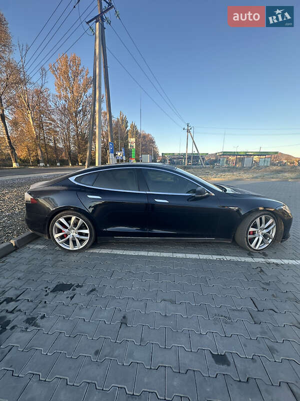 Лифтбек Tesla Model S 2015 в Черновцах