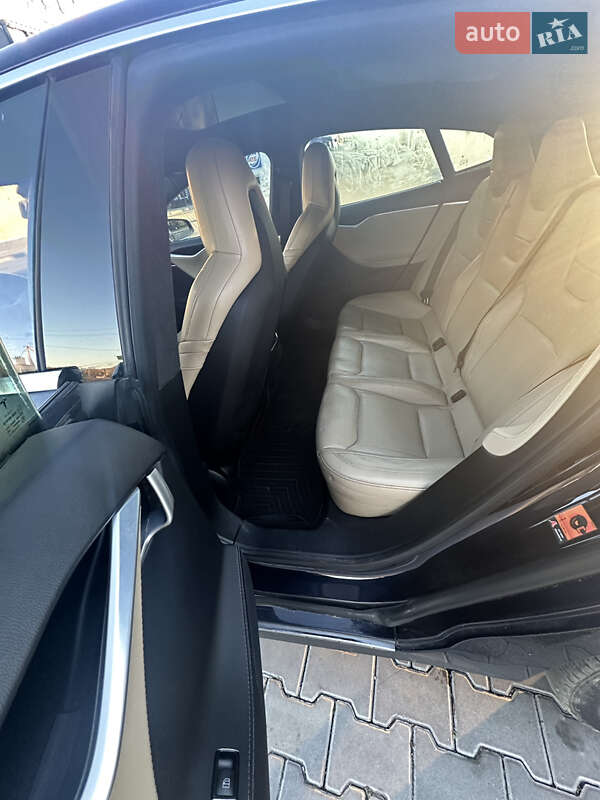 Лифтбек Tesla Model S 2015 в Черновцах