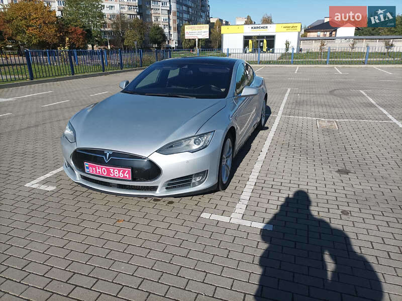 Лифтбек Tesla Model S 2015 в 
