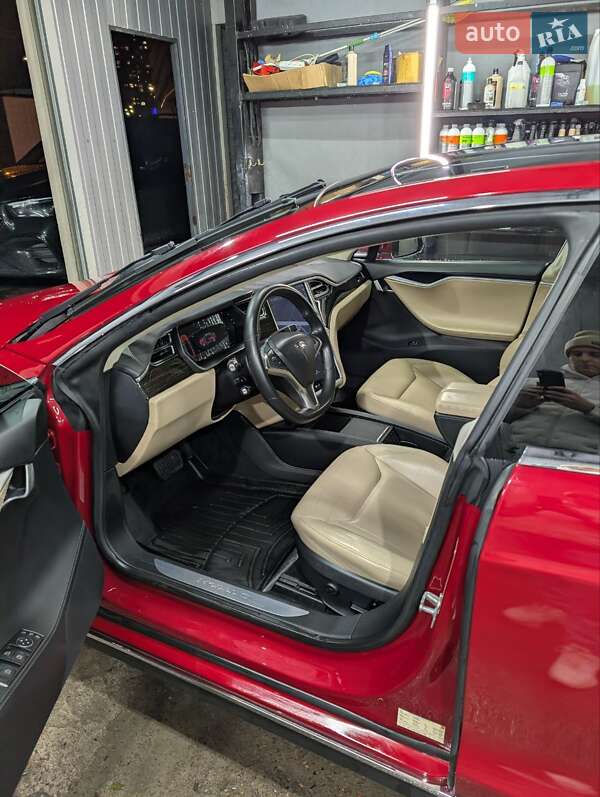 Ліфтбек Tesla Model S 2015 в Києві