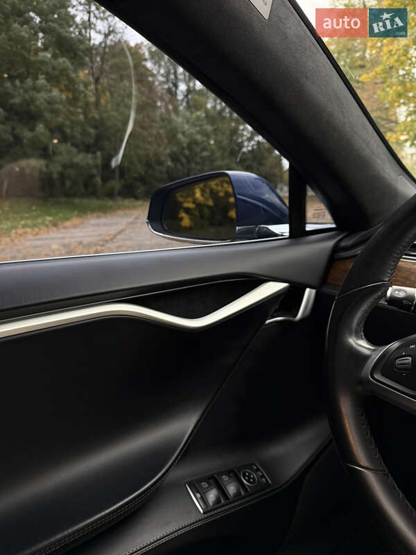 Лифтбек Tesla Model S 2017 в Снятине