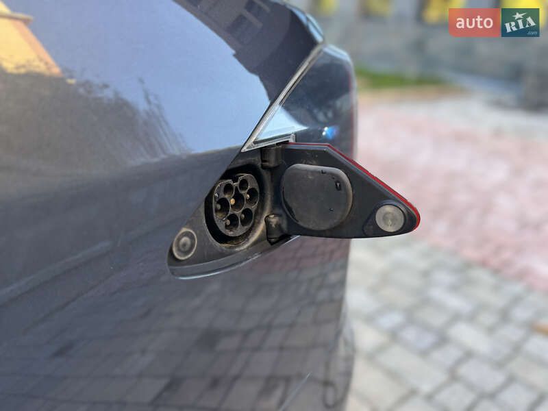Ліфтбек Tesla Model S 2015 в Рівному фото 58 Ліфтбек Tesla Model S 2015 в Рівному