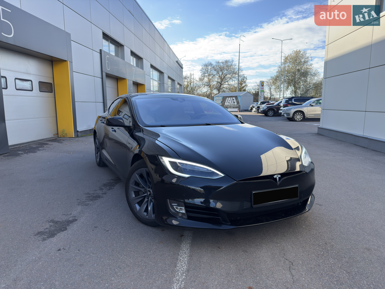 Пропоную власний автомобіль. Я другий власник в Україні (перший наїздив аж 500 км). Автомобіль в ідеальному технічному стані як для 2016 року, жодних вкладень не потребує. Сертифікати активні, додаток працює.
100 км назад зроблене повне ТО із заміною фільтрів, масел та всіх інших рідин, а також передніх гальмівних колодок та дисків. Машина не бачила швидкісних зарядок, постійно заряджалась на 16 або 32 амперах. Чадемо активоване і працює. Пневмопідвіска працює справно. В США пошкодження були мінімальні (на неї спереду впав дорожній знак, пошкодивши переднє праве крило і капот), все професійно виправлено, жодна подушка ніколи не стріляла. 
Додатково на машині зроблено антихром, перешите кермо якісною шкірою, затонована преміум плівкою LLumar, стоїть спражній карбоновий спойлер і пофарбовано диски. Нещодавно відполірована і покрита трьома шарами кераміки. Менше тисячі кілометрів назад перепаковувались передні фари, тому що з часом почали перегоряти ліній ходових вогнів. 
З машиною віддаю літні колеса Uniroyal Rainsport 3 і зимові Continental. 
На всі питання дам відповідь по телефону. 