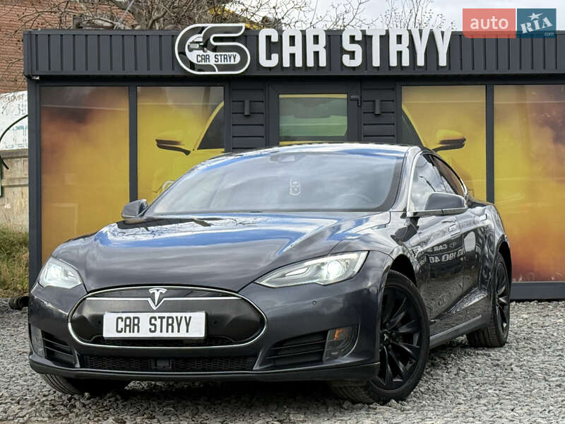 Ліфтбек Tesla Model S 2015 в Стрию