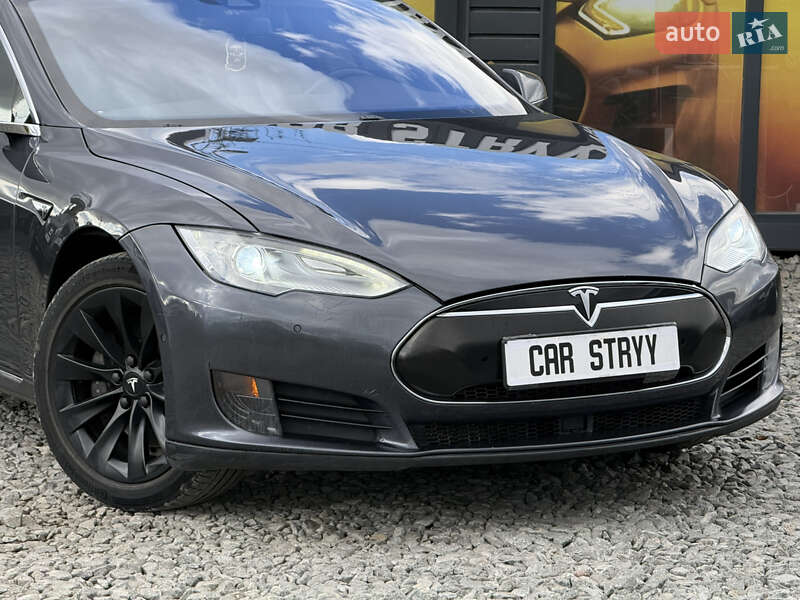 Ліфтбек Tesla Model S 2015 в Стрию