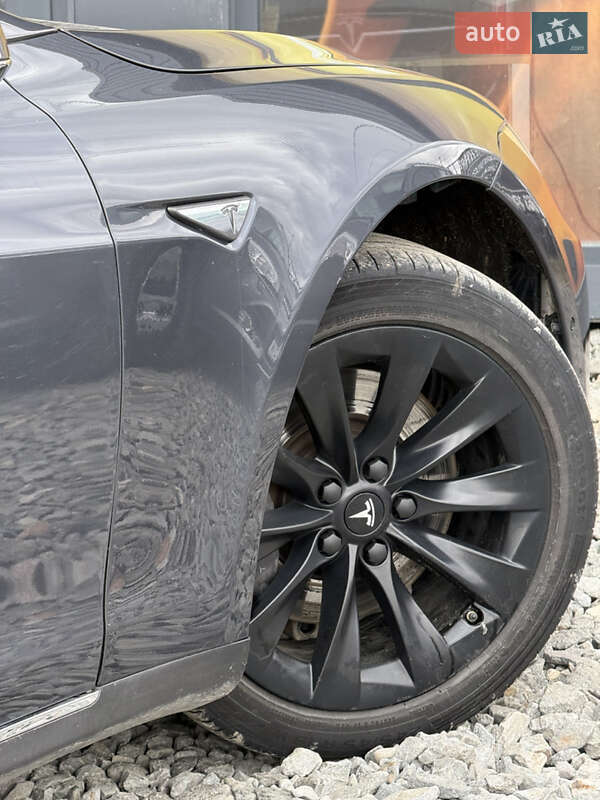 Ліфтбек Tesla Model S 2015 в Стрию
