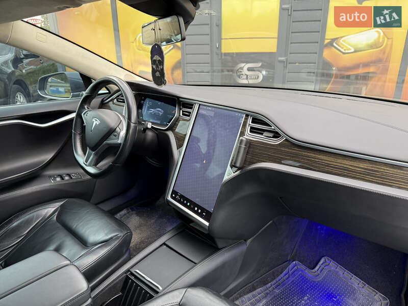 Ліфтбек Tesla Model S 2015 в Стрию