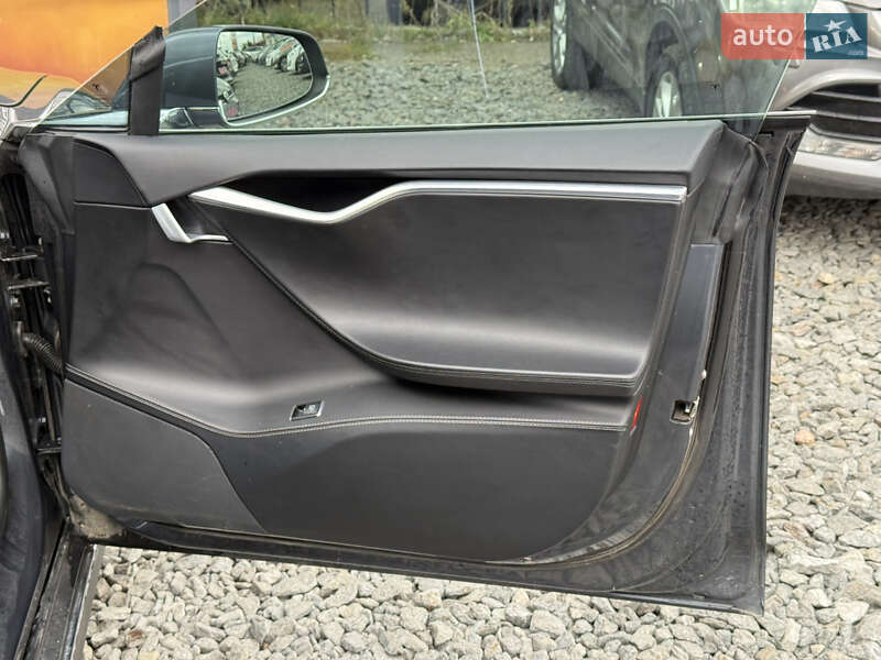 Ліфтбек Tesla Model S 2015 в Стрию