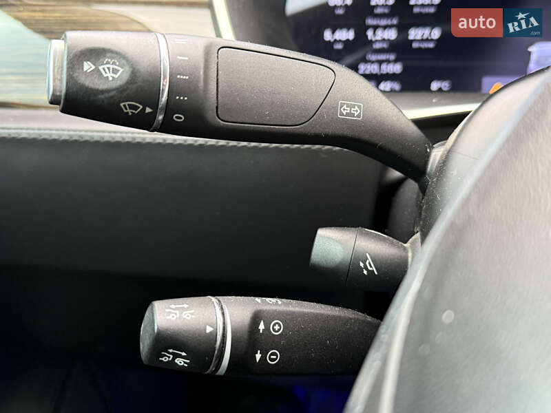 Ліфтбек Tesla Model S 2015 в Стрию