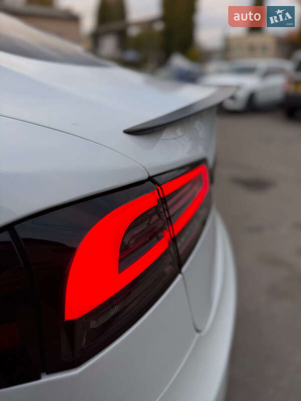 Лифтбек Tesla Model S 2022 в Киеве