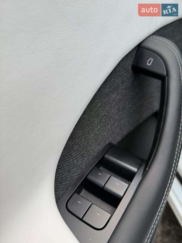 Лифтбек Tesla Model S 2022 в Киеве