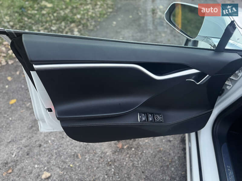 Лифтбек Tesla Model S 2017 в Киеве