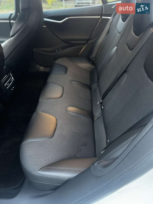 Лифтбек Tesla Model S 2017 в Киеве