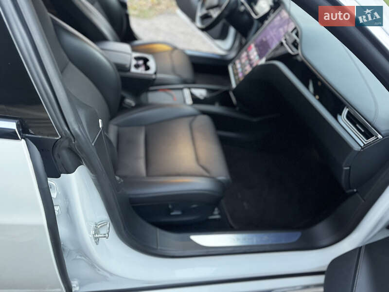 Лифтбек Tesla Model S 2017 в Киеве