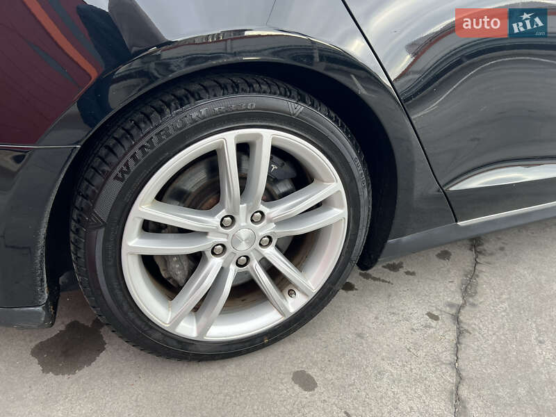 Ліфтбек Tesla Model S 2015 в Києві