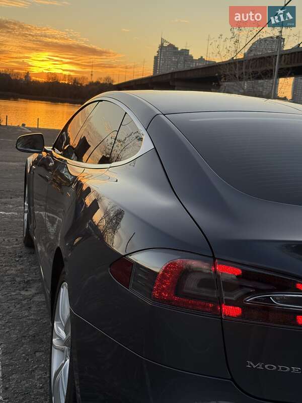 Ліфтбек Tesla Model S 2015 в Києві
