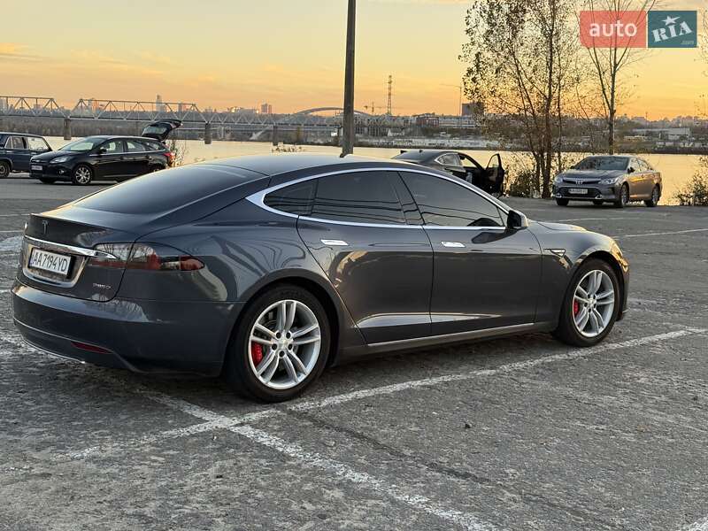Ліфтбек Tesla Model S 2015 в Києві