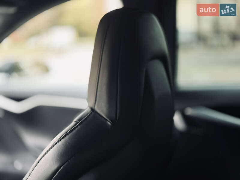 Ліфтбек Tesla Model S 2016 в Києві