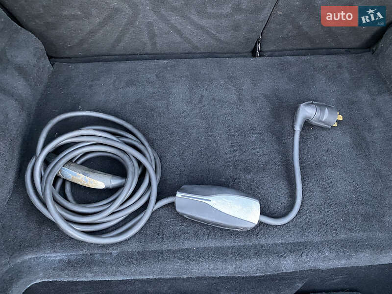 Ліфтбек Tesla Model S 2013 в Борисполі фото 22 Ліфтбек Tesla Model S 2013 в Борисполі