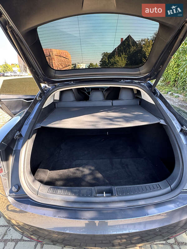 Ліфтбек Tesla Model S 2017 в Одесі