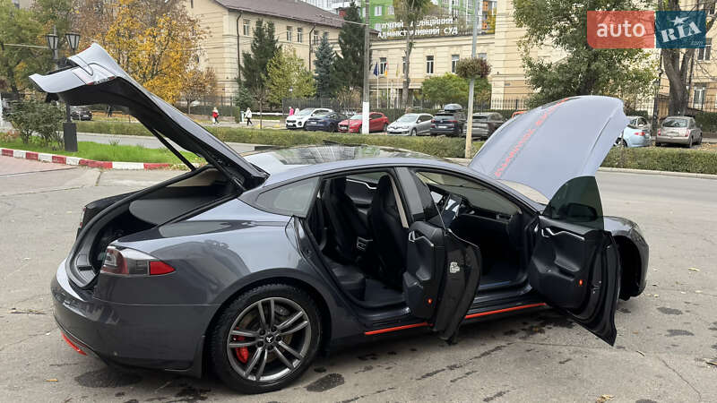 Ліфтбек Tesla Model S 2015 в Одесі фото 24 Ліфтбек Tesla Model S 2015 в Одесі