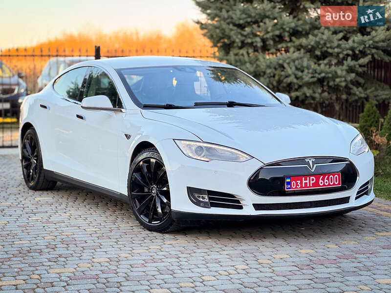 Лифтбек Tesla Model S 2015 в Дрогобыче