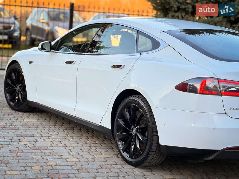 Лифтбек Tesla Model S 2015 в Дрогобыче