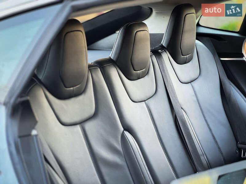 Лифтбек Tesla Model S 2015 в Дрогобыче