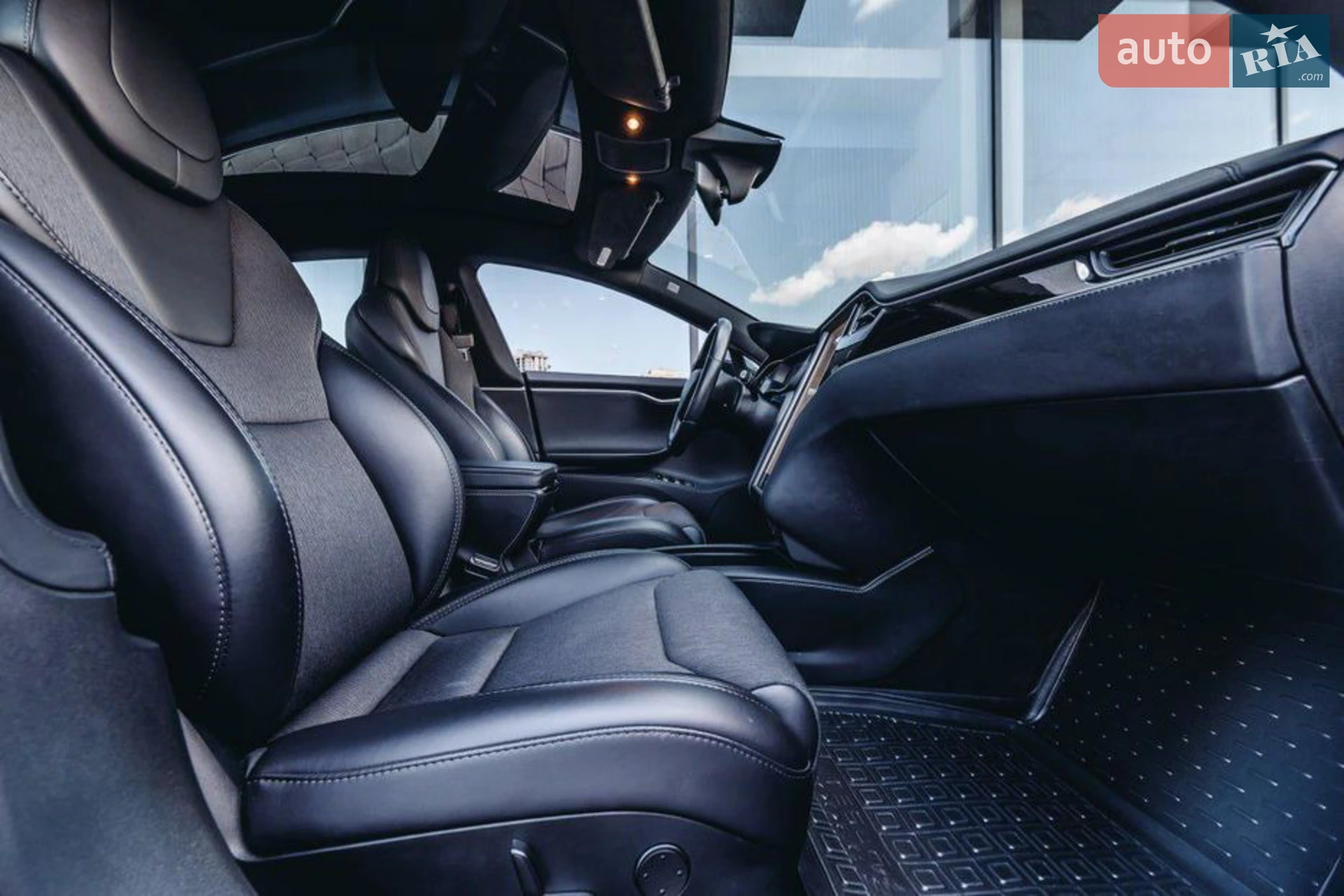 Tesla Model S 2018 VIN 5YJSA1E28JF286169 фото оголошення 5 з 7