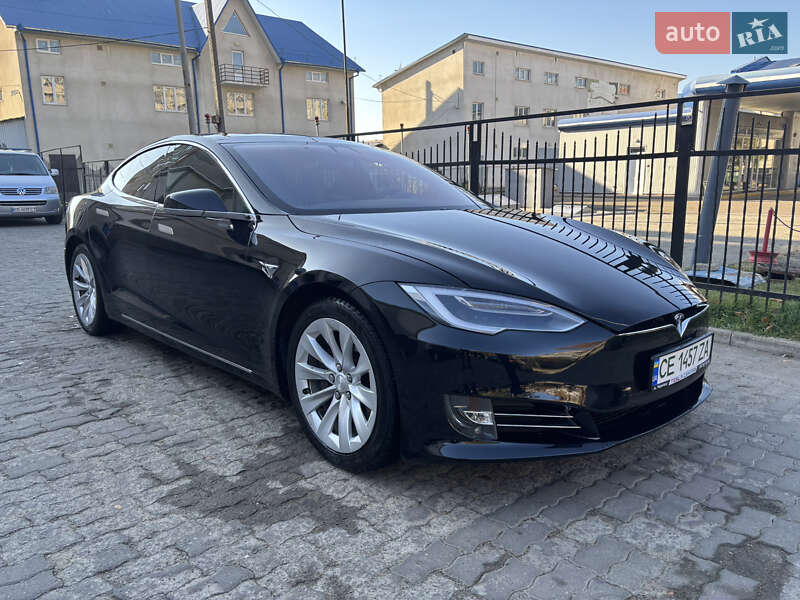 Лифтбек Tesla Model S 2017 в Черновцах
