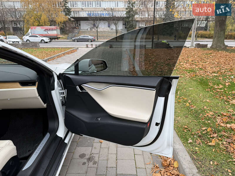 Ліфтбек Tesla Model S 2019 в Дніпрі фото 25 Ліфтбек Tesla Model S 2019 в Дніпрі